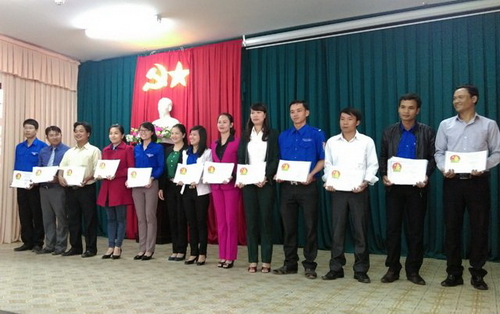Khen thưởng các đơn vị đạt thành tích xuất sắc trong công tác Đoàn - Đội và phong trào thanh thiếu nhi khối trường học năm học 2014-2015